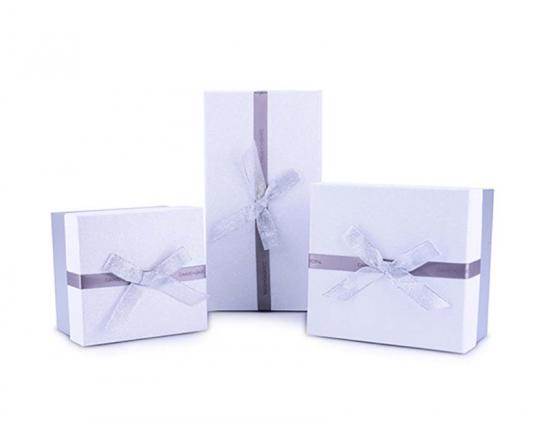 하얀 선물 포장 상자
